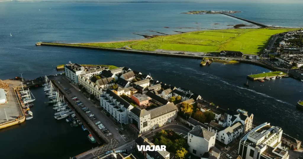 Vista aerea de una isla remota en Irlanda