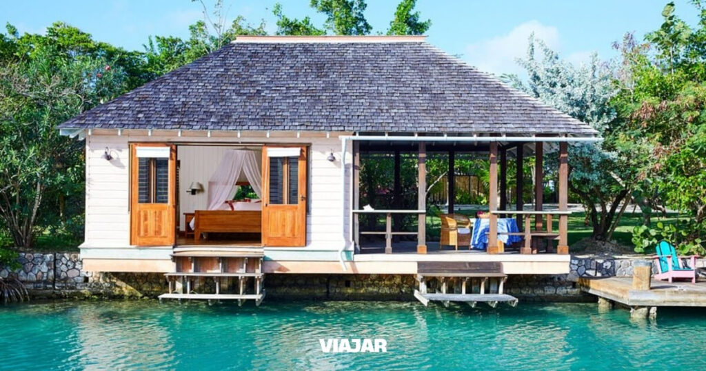 La casa donde nació James Bond hoy funciona como hotel de lujo frente al mar (GoldenEye, Jamaica)