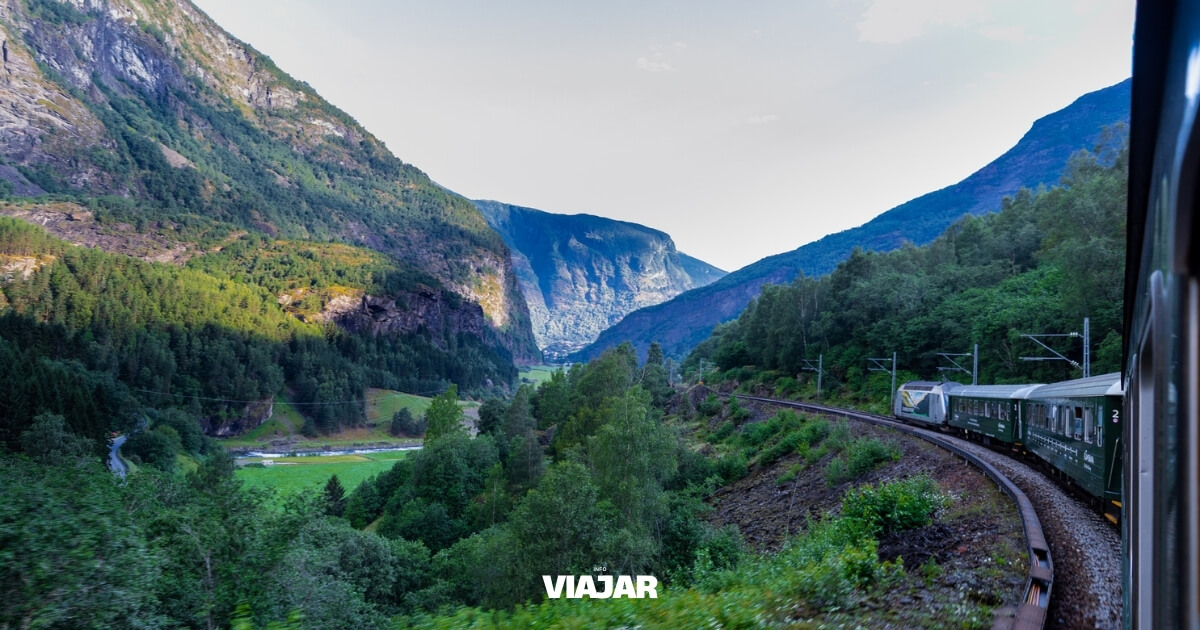 La ruta en tren más bonita de Noruega: Fiordos, cascadas y montañas en un solo trayecto